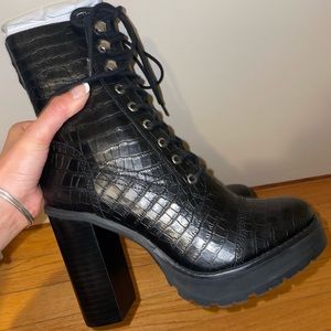 BRAND NEW Winnie Harlow Steve Madden BLACK Crocodile Heel Combat Boots Fits 8